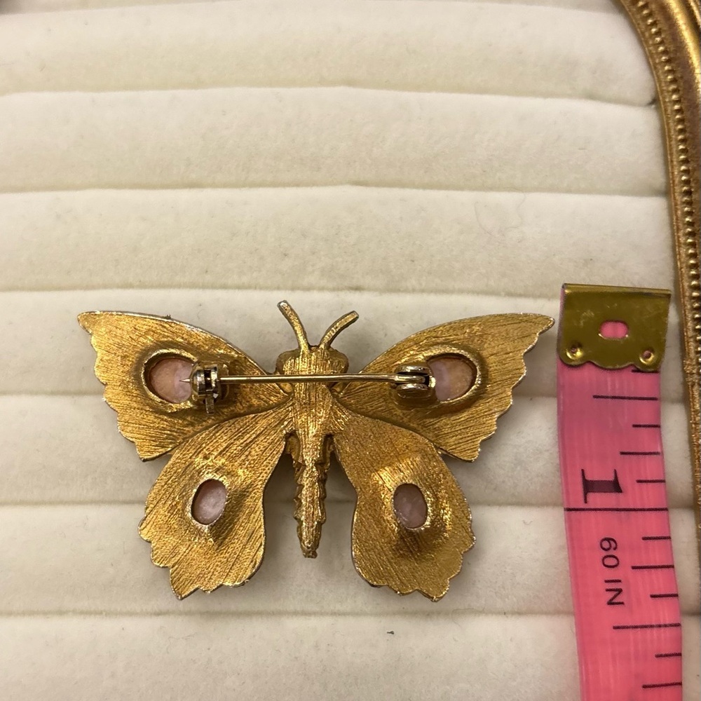 Vintage BUTTERFLY Pin Brooch Pink Oval Cabochon Stones Etched Gold Tone Cottage - Picture 4 of 6